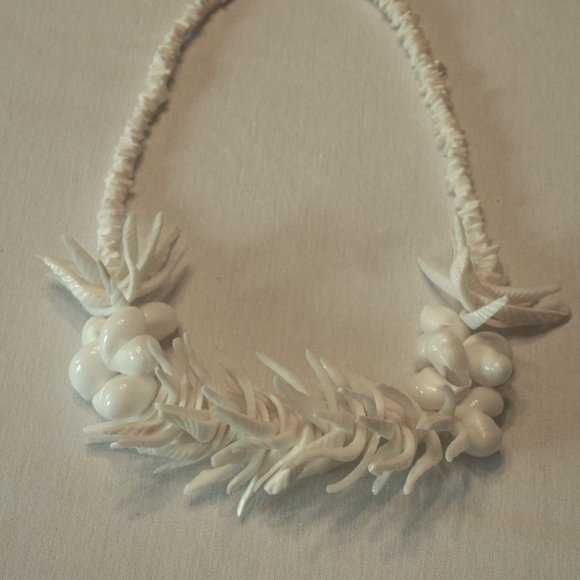 Reduced! WHITE Hawaiian Style STATEMENT NECKLACE - Picture 2 of 6
